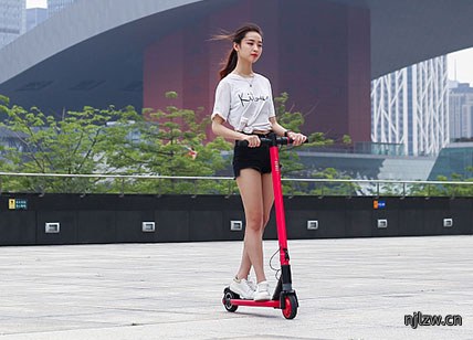 滑板车产品模特摄影